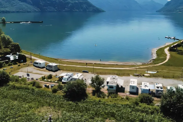Ostello sul lago
