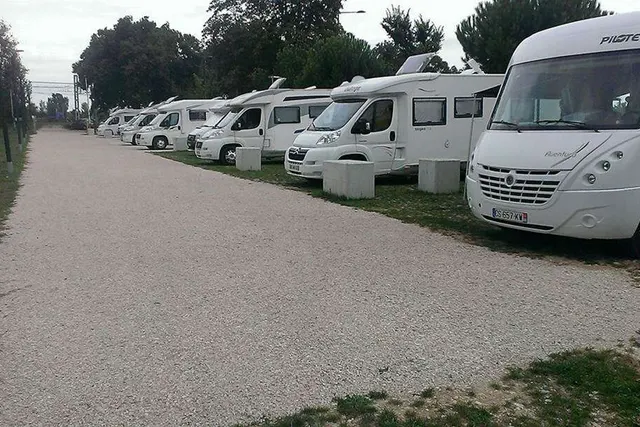 Aire de camping car Montauban - Port Canal