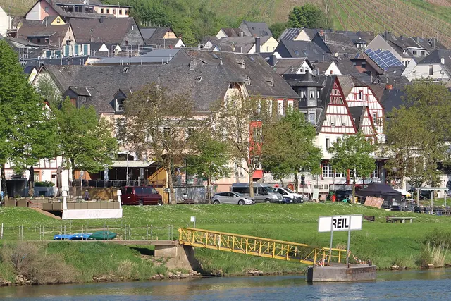 Wohnmobilstellplatz Reil am Moselufer