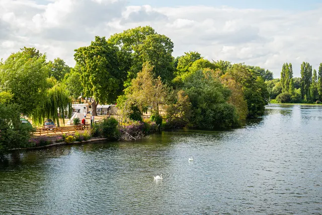 Chertsey Camping & Caravanning Club Site